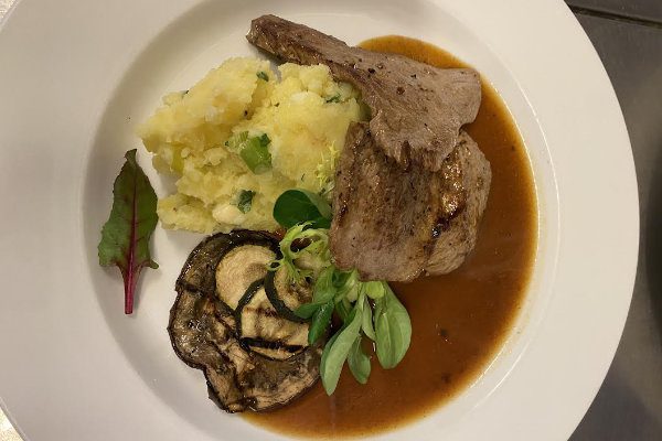 Maso s omáčkou a šťouchanými brambory
